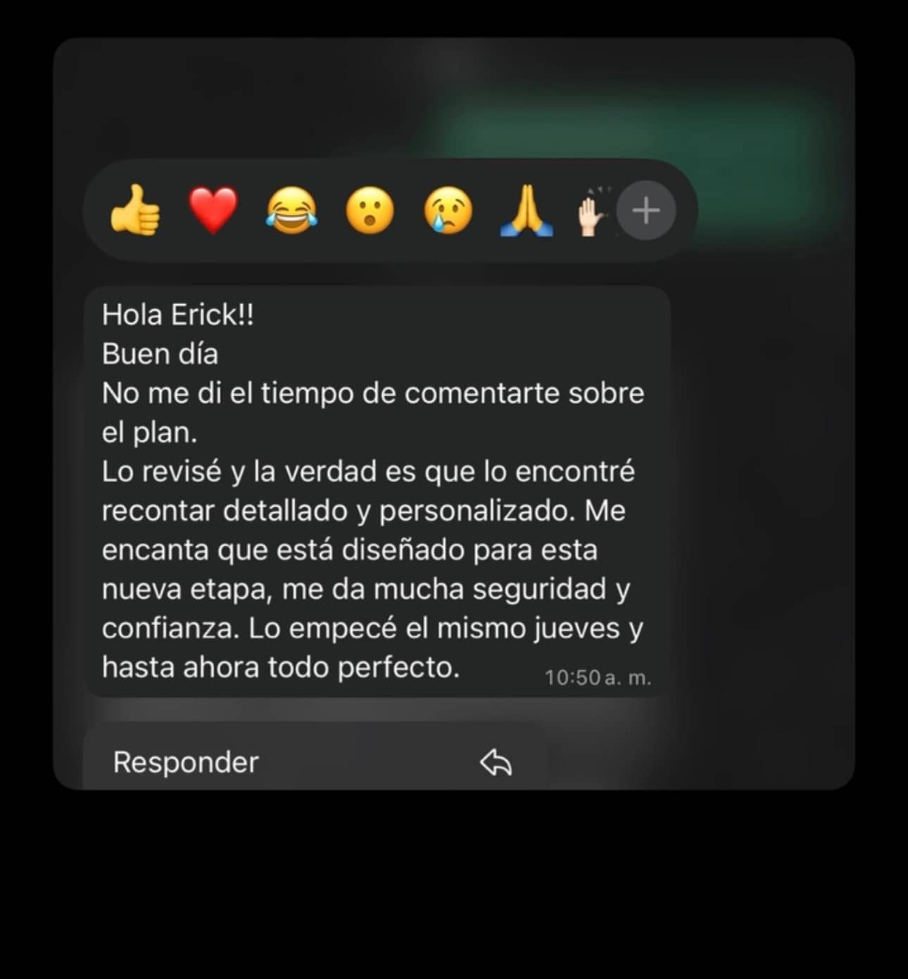 Testimonio de cliente sobre nutrición y entrenamiento personalizado.